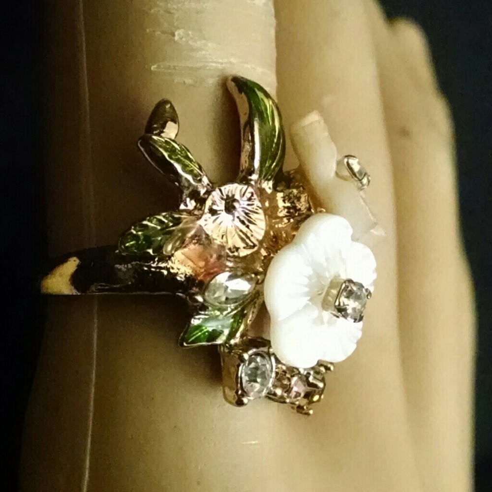 Beautiful Flower Rhinestone Ring - image 3
